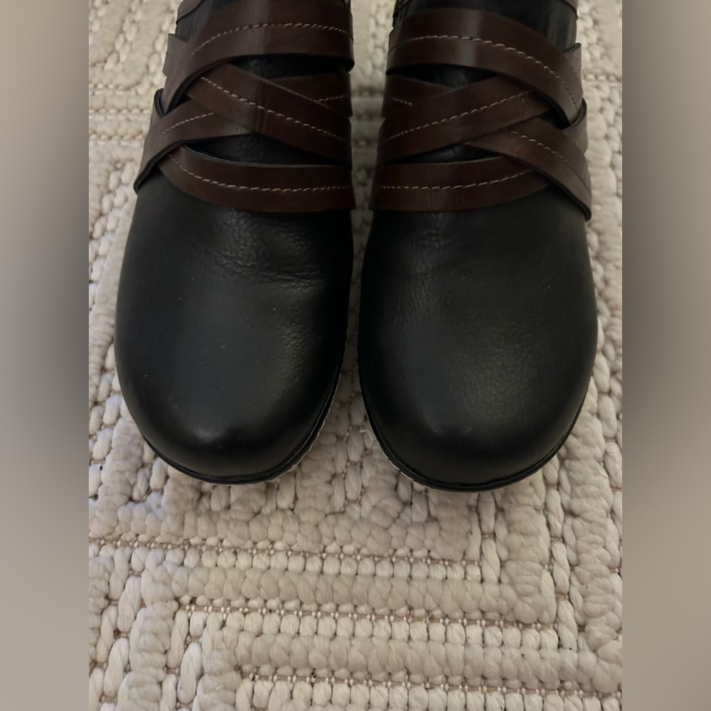 EuroSoft Women’s Black Clog Mules with Brown Strap Detail - Picture 2 of 7